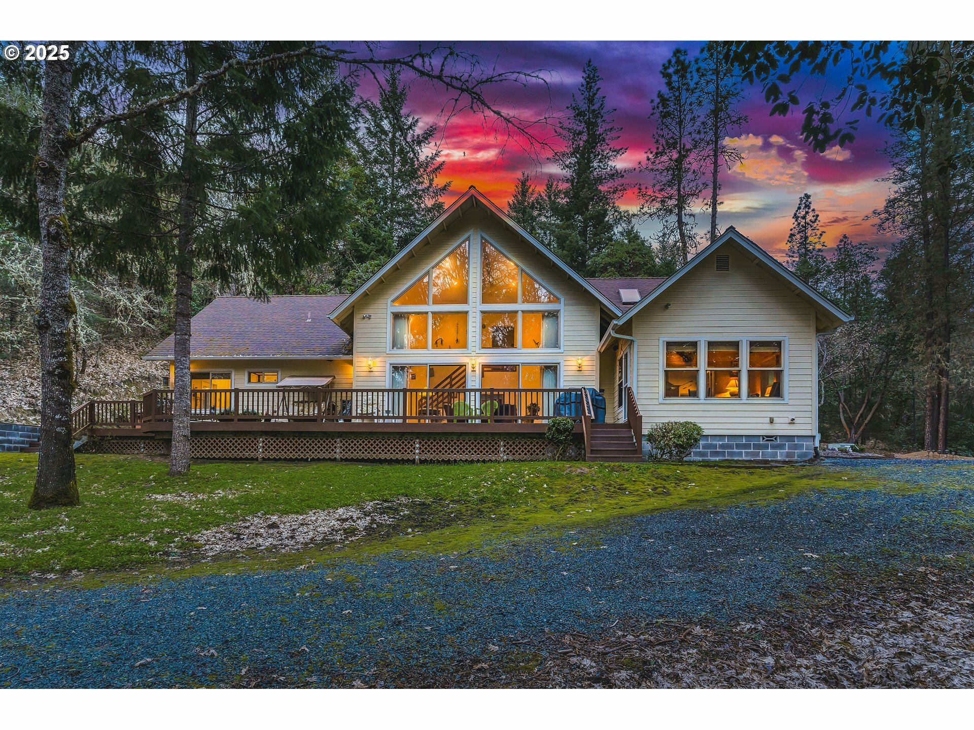 Property Photo: 780 Pinecrest Dr OR 97526