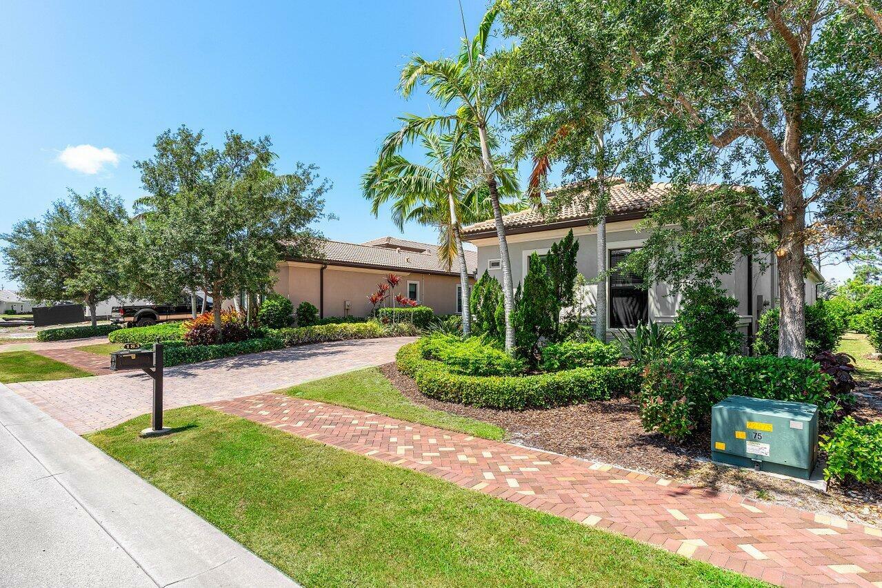 Property Photo: 183 SE Calmo Circle FL 34984