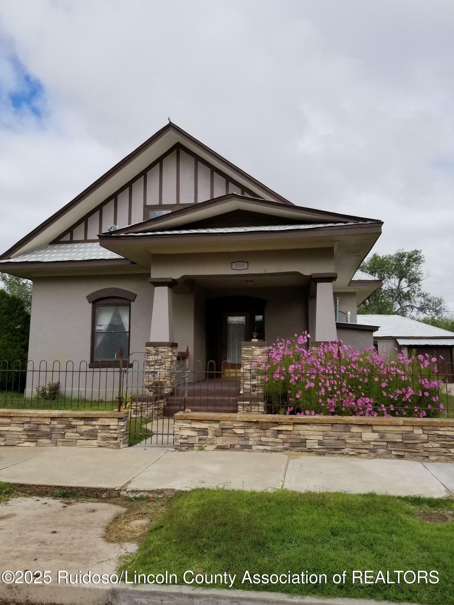 Property Photo: 406 11th Street NM 88301