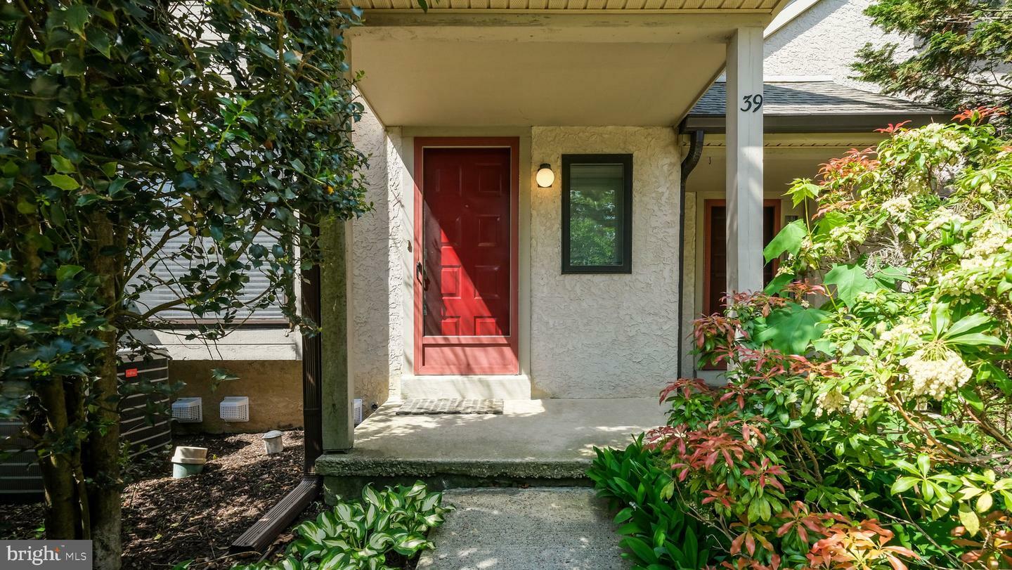 Property Photo: 39 Oakmont Place PA 19063
