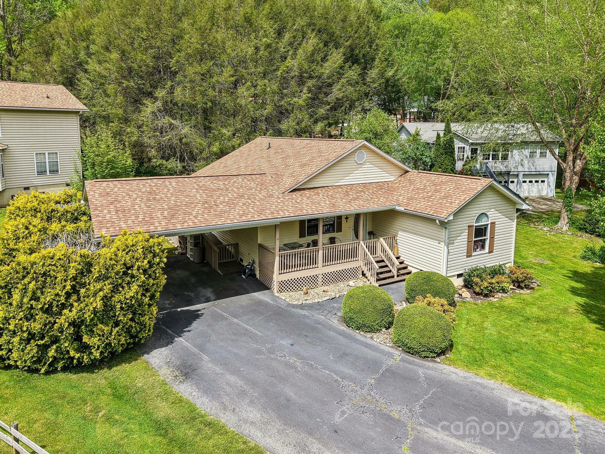 Property Photo: 53 Garden Court NC 28751