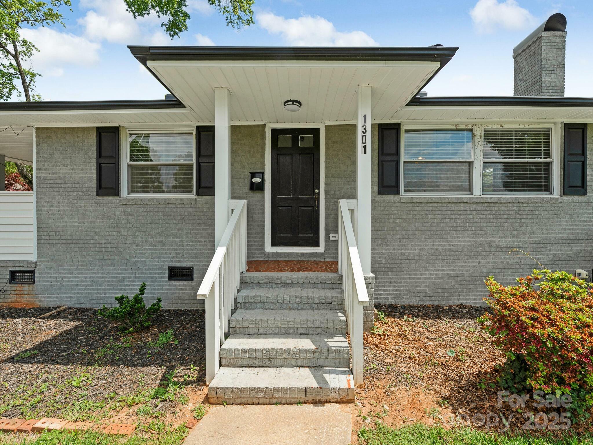 Property Photo: 1301 S Kings Drive NC 28207