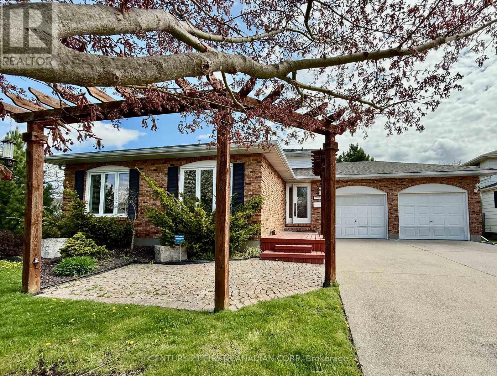 Photo de la propriété: 100 Hastings Crescent ON N7S 5K5
