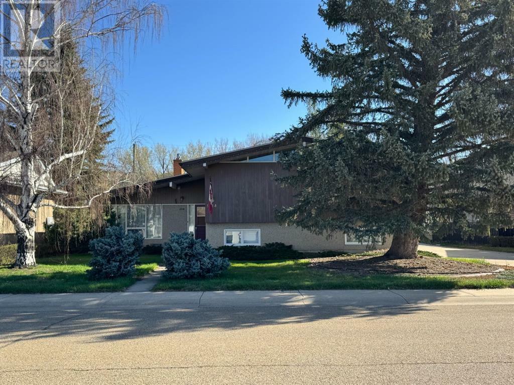 Property Photo: 1214 6 Avenue East AB T0J 0Y5