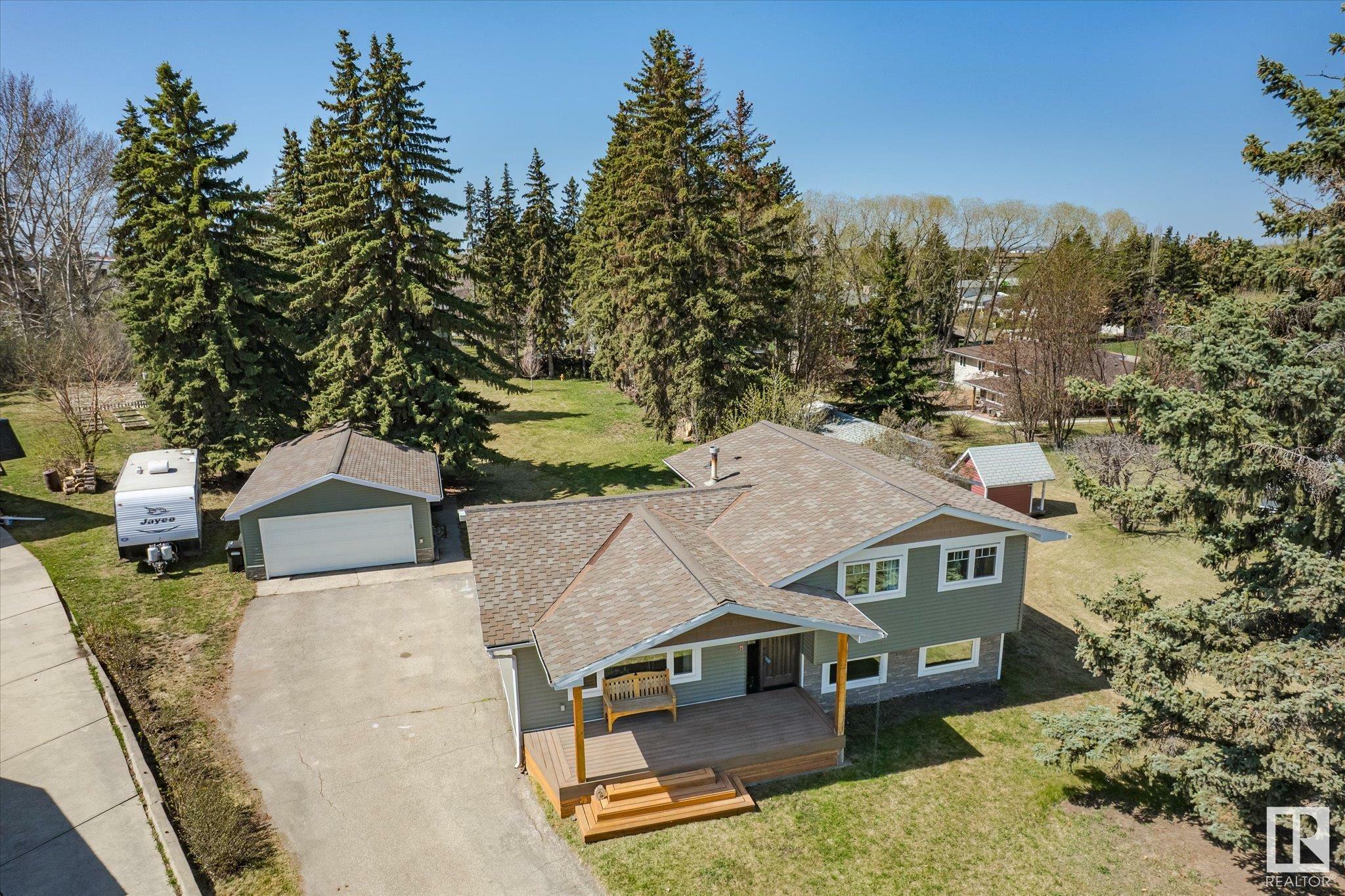 Property Photo: 2 Brebner Place AB T7X 3A2
