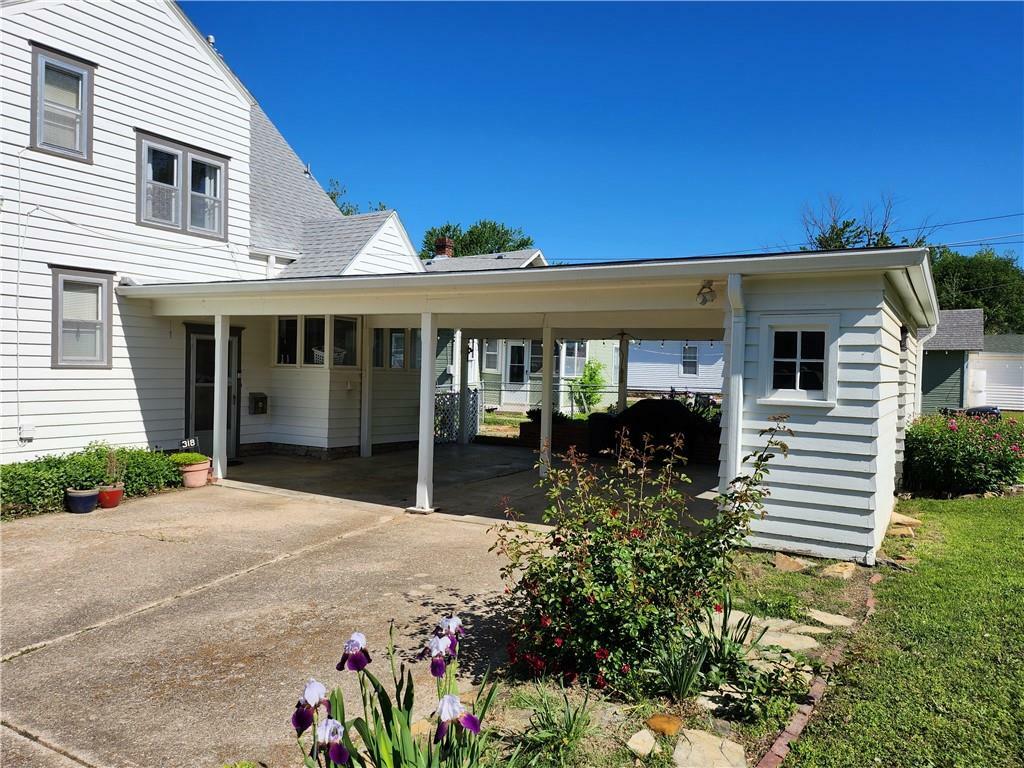 Property Photo: 318 S 9th Street KS 67301