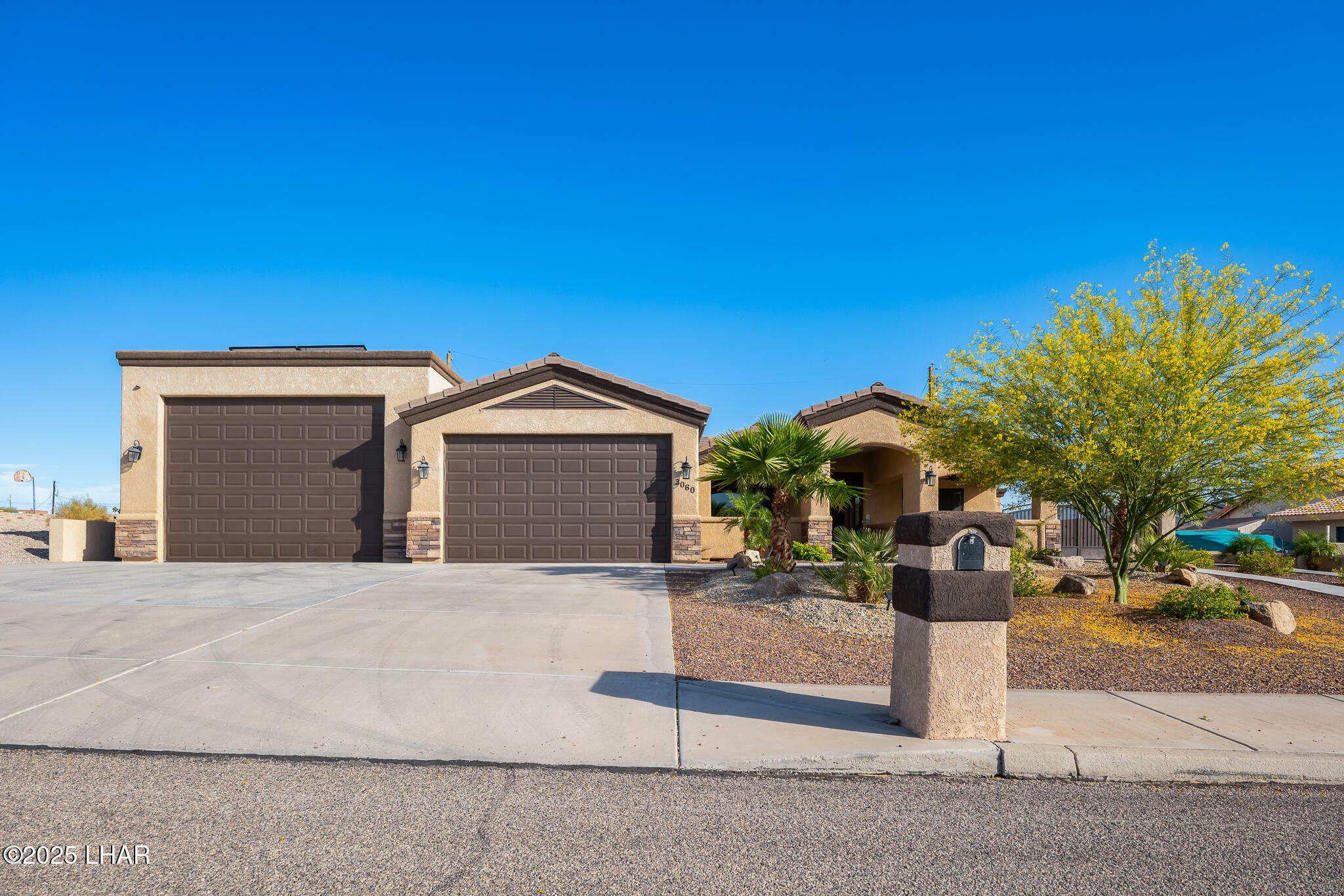 Property Photo: 3060 Chemehuevi Blvd AZ 86406