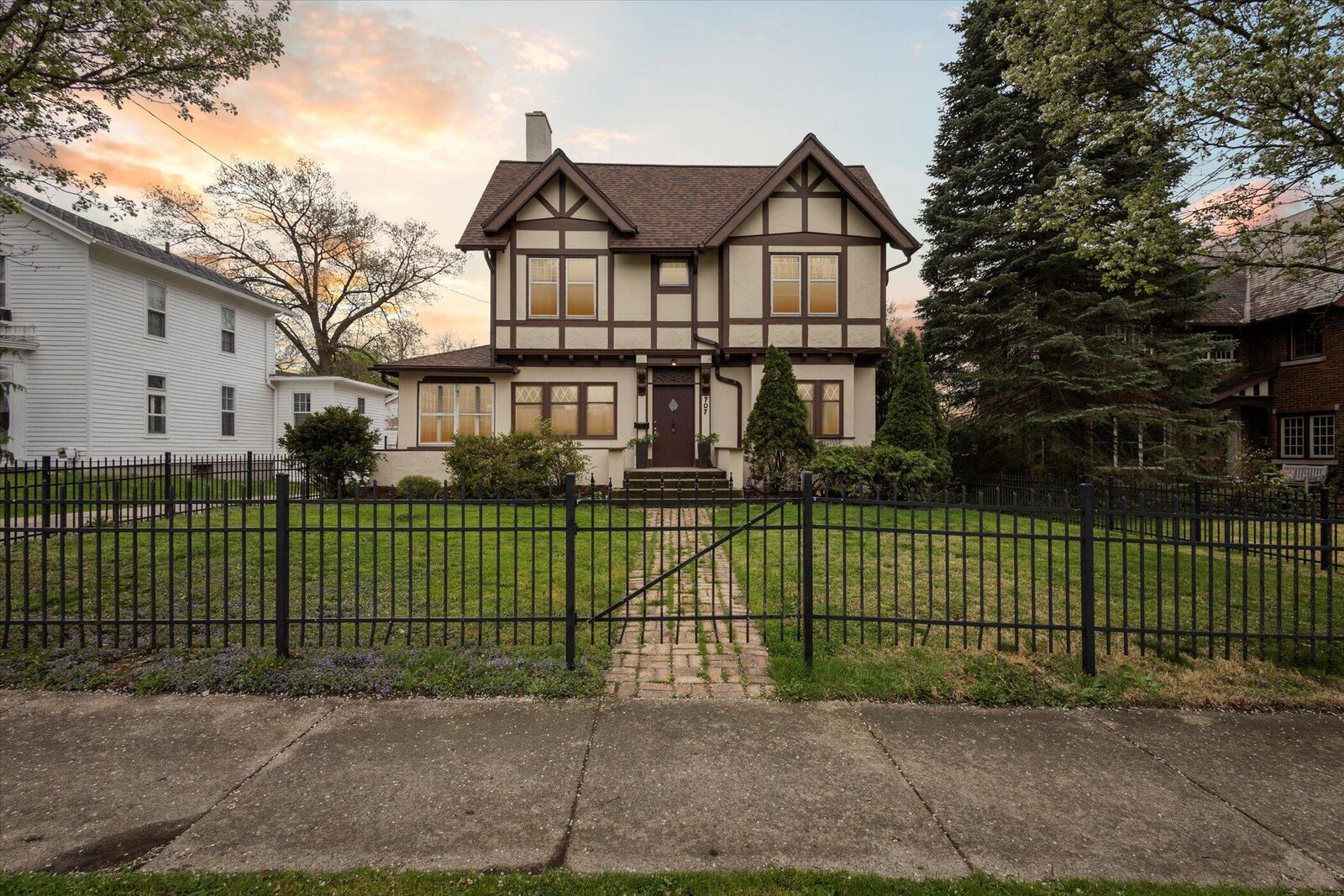 Property Photo:  707 W Washington Avenue  MI 49201 