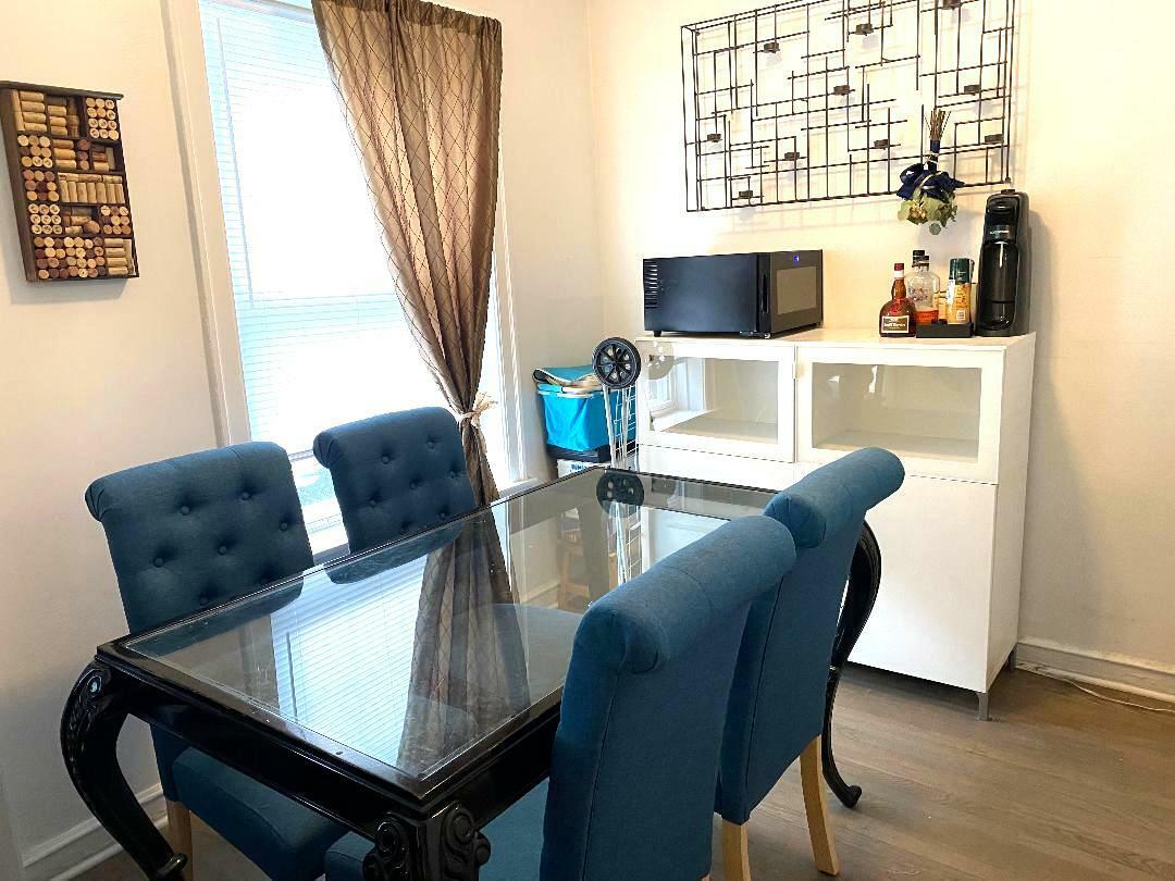 Property Photo: 1084 W Thorndale Avenue 1F IL 60660