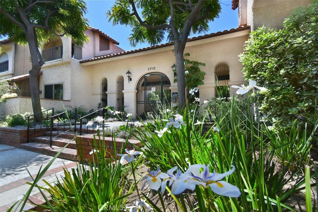 Property Photo: 1711 Grismer Avenue 33 CA 91504