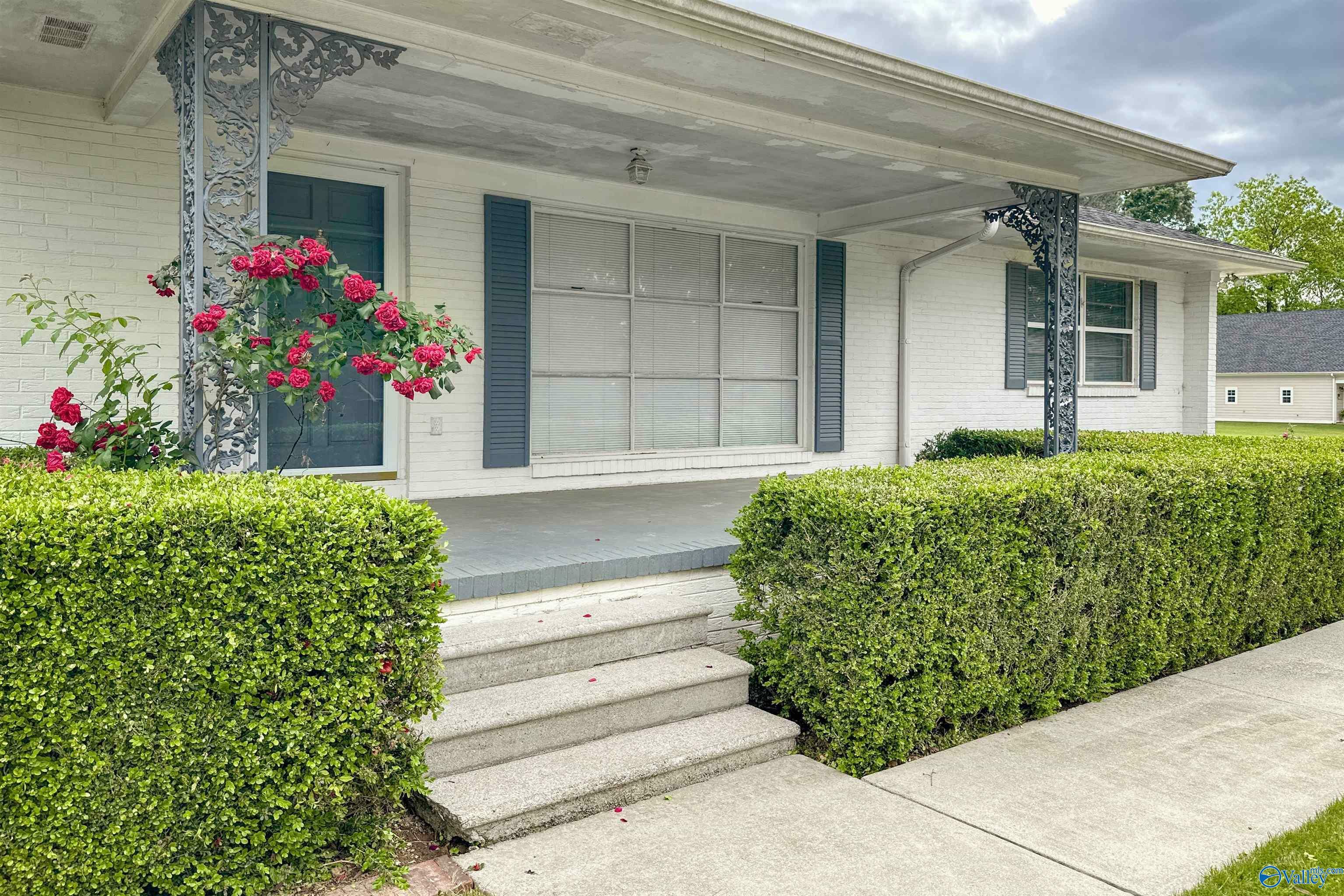 Property Photo: 2501 Stratford Road SE AL 35601