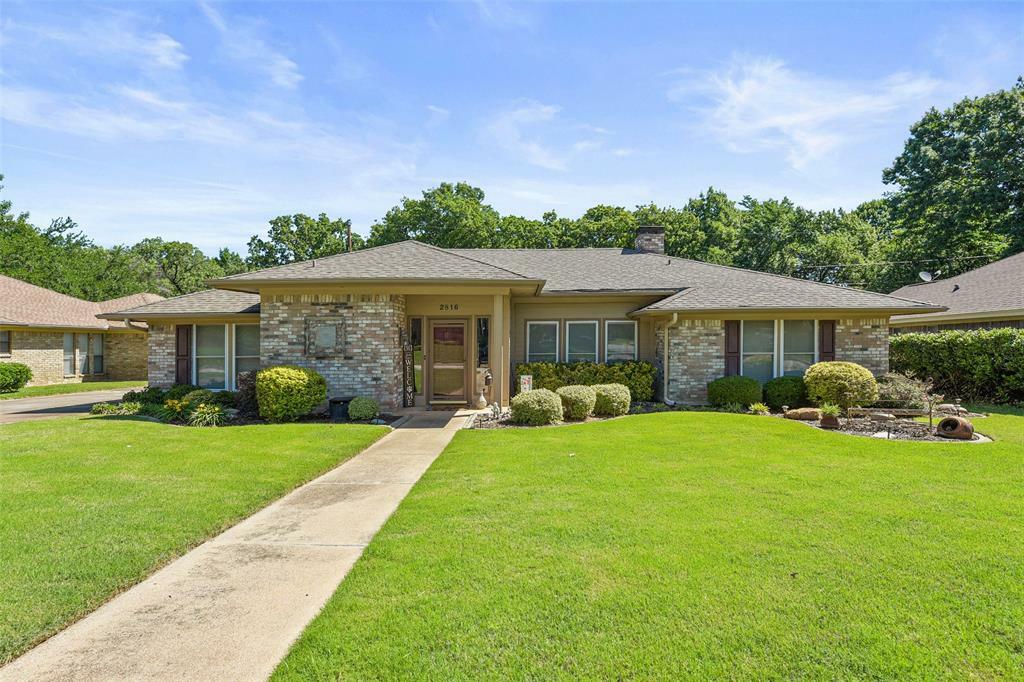 Property Photo: 2816 N Creekwood Drive TX 76051
