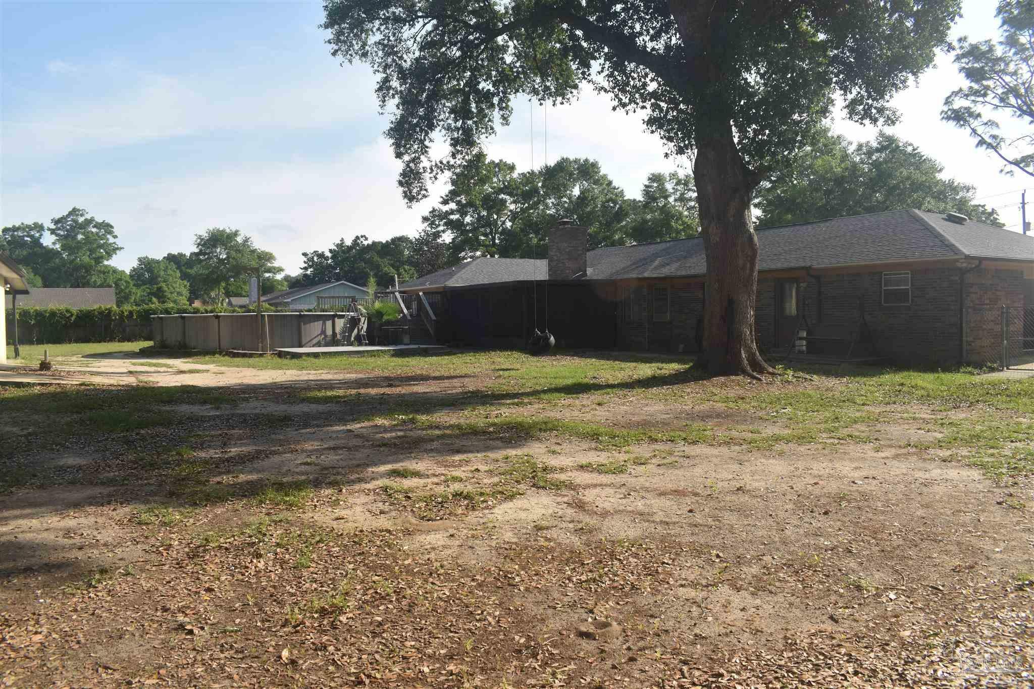 Property Photo: 4301 Jernigan Rd FL 32571