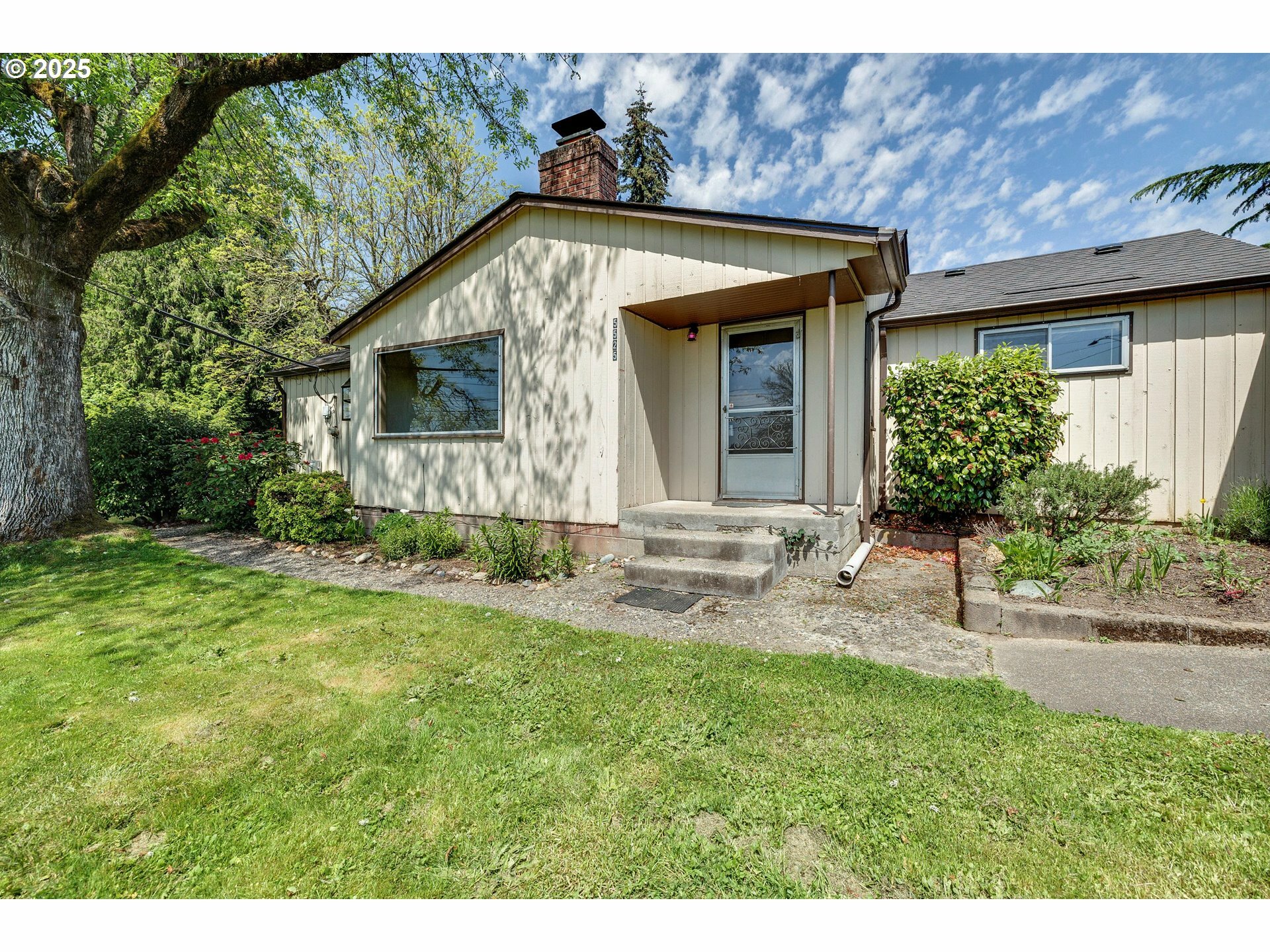 Property Photo: 5525 SE Railroad Ave OR 97222