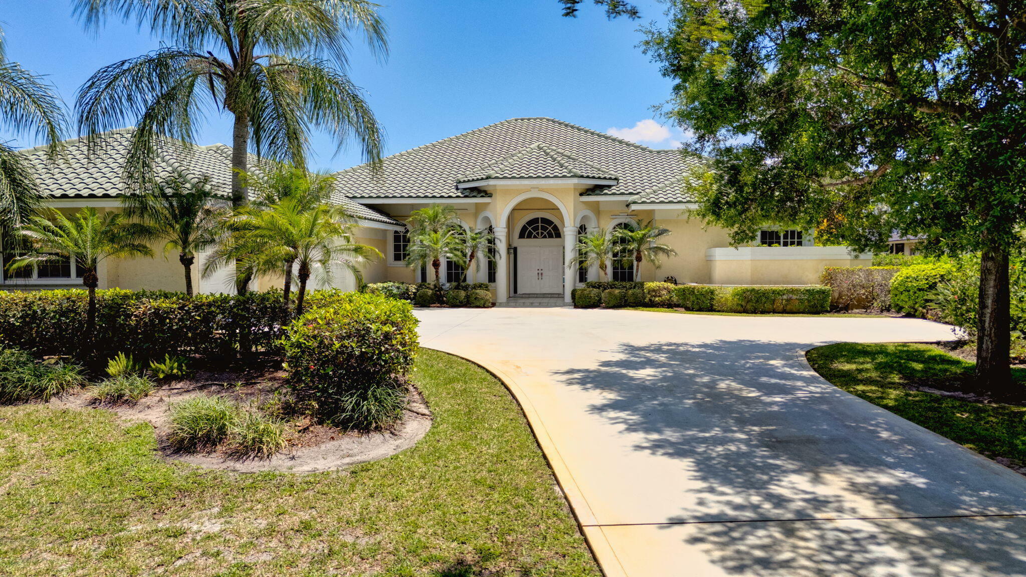 Property Photo: 10026 SE Buttonwood Way FL 33469