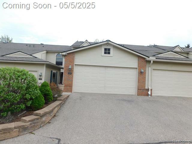Property Photo: 5606 Drake Hollow Drive W MI 48322