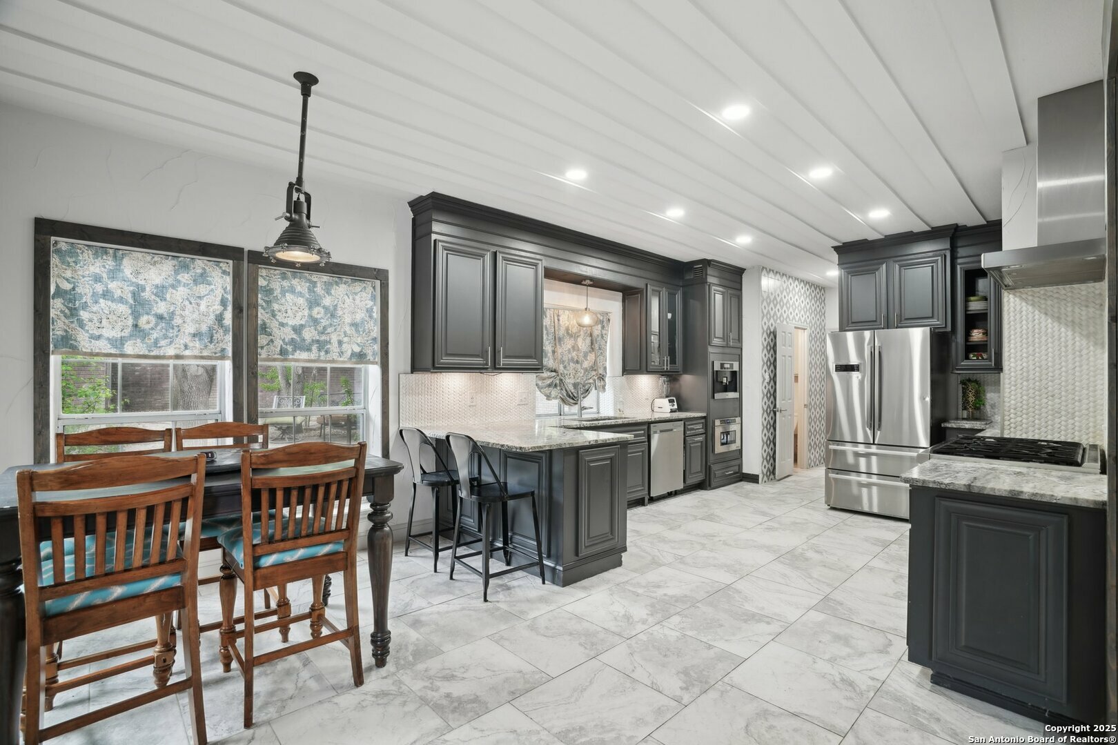 Property Photo: 2 Inwood Way TX 78248