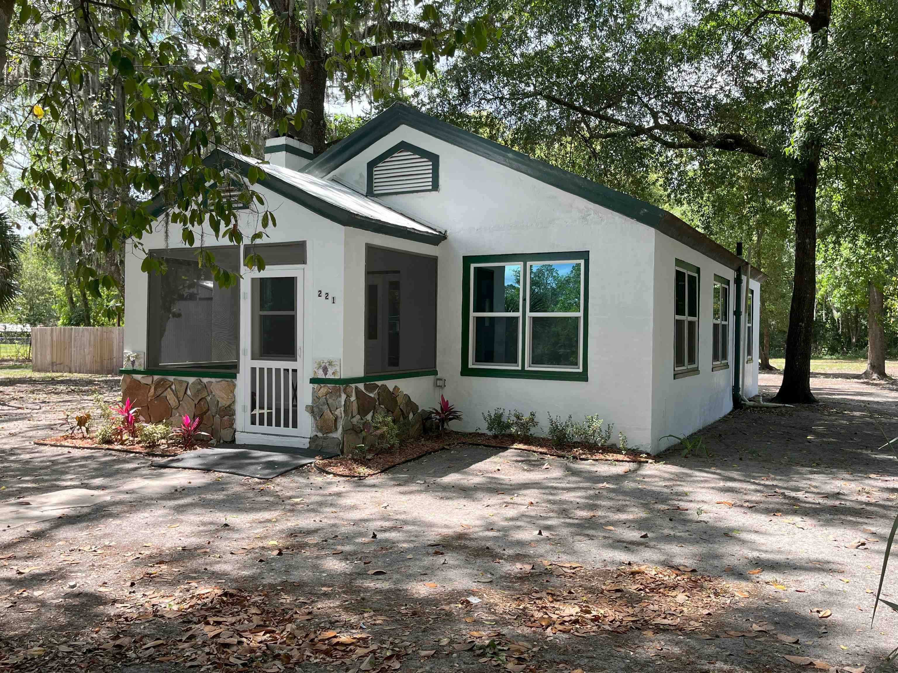 Property Photo: 221 Old Peniel Rd FL 32177