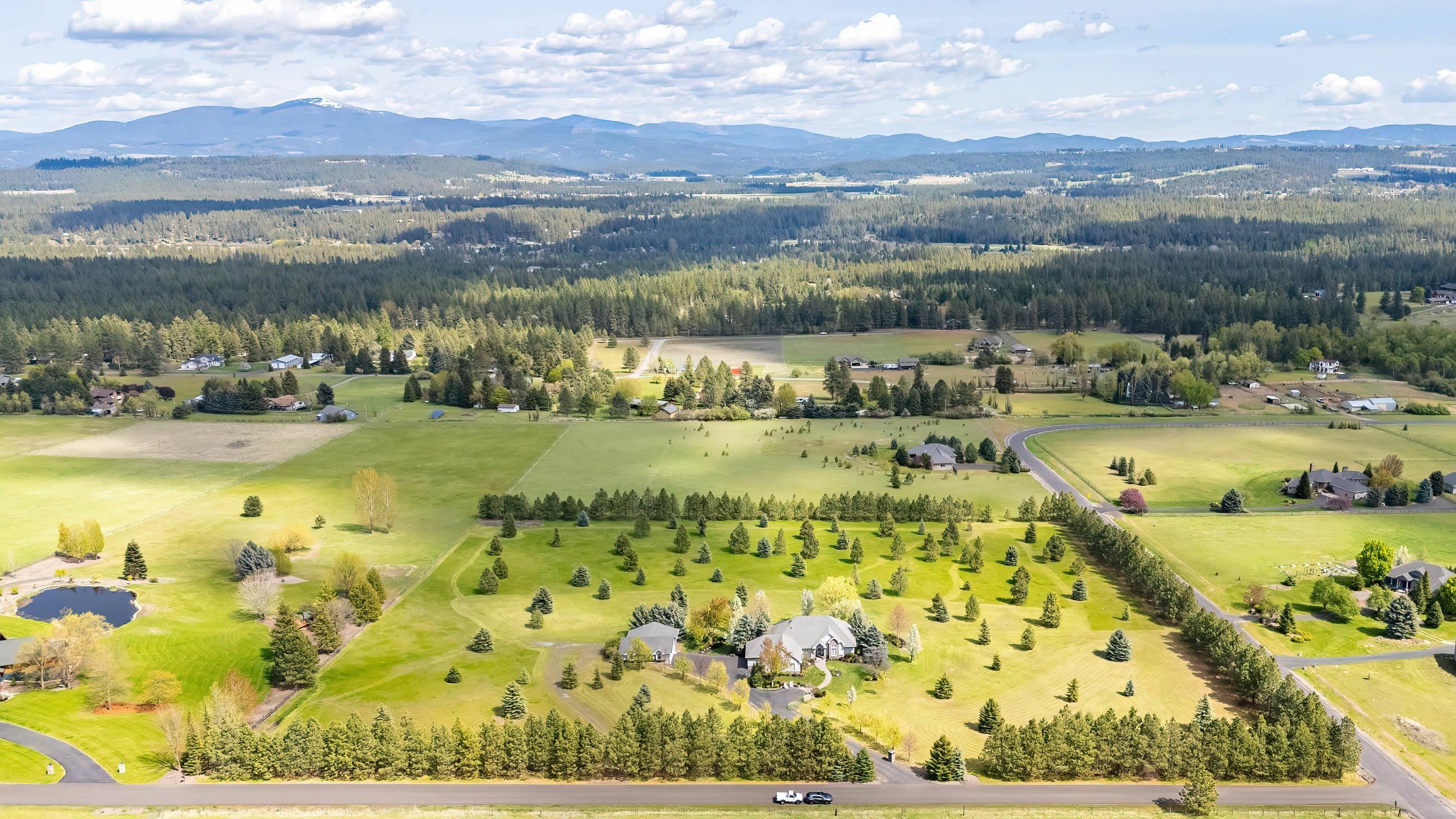 Property Photo: 21218 N Saddle Mountain Ln WA 99005