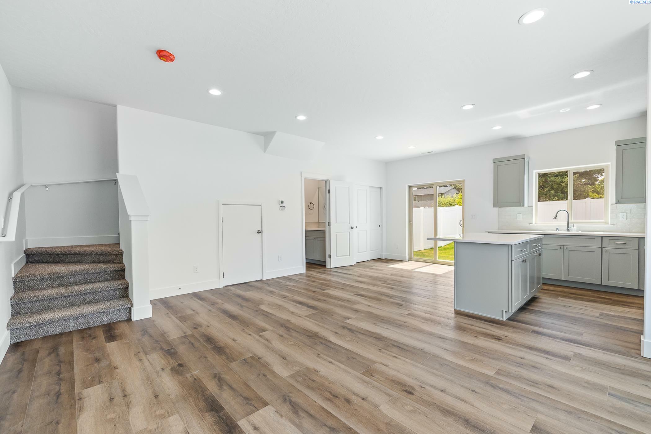 Property Photo: 1075 S Underwood Pl WA 99337