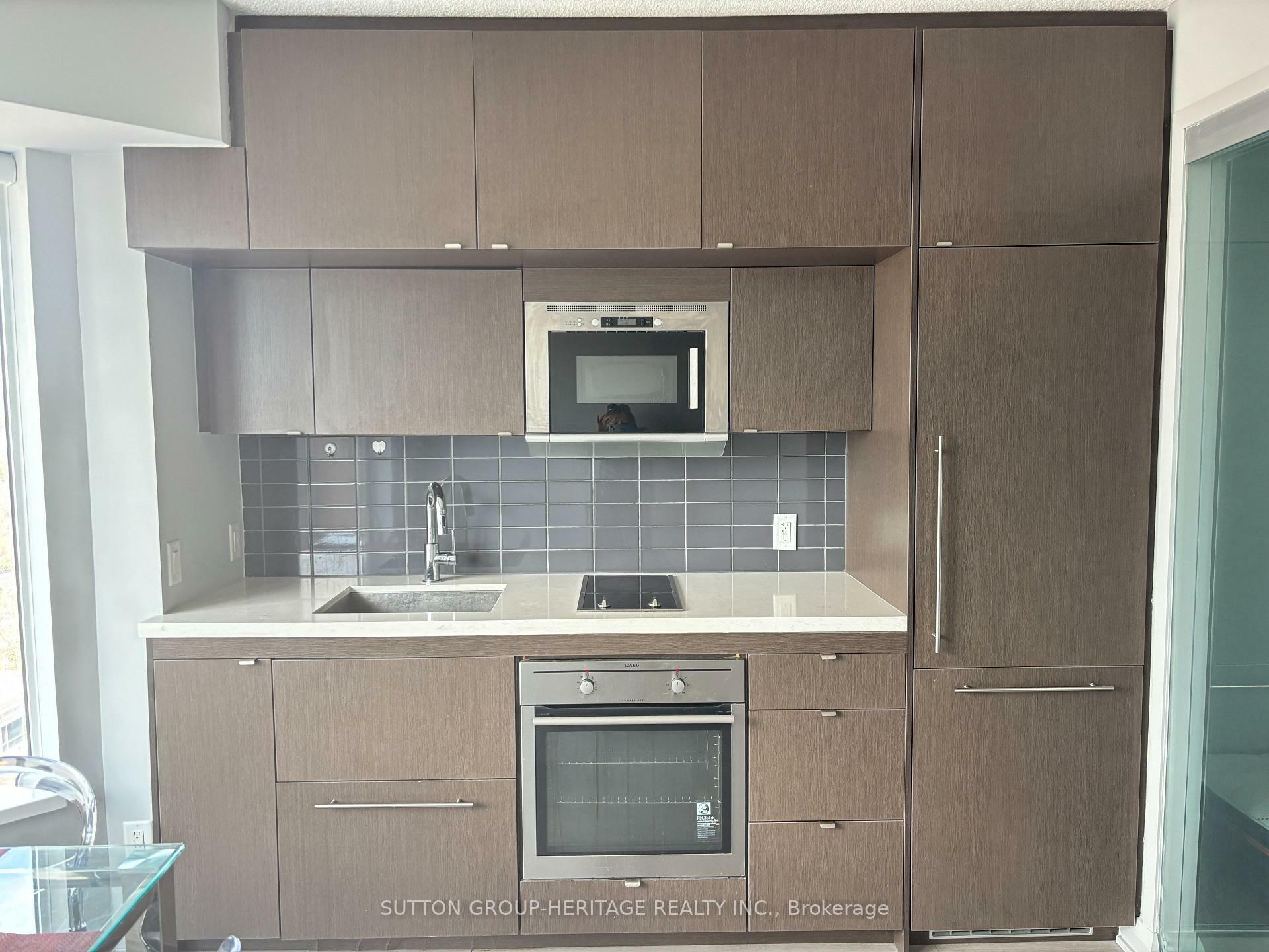 Property Photo: 155 Yorkville Avenue 1815 ON M5R 1C4
