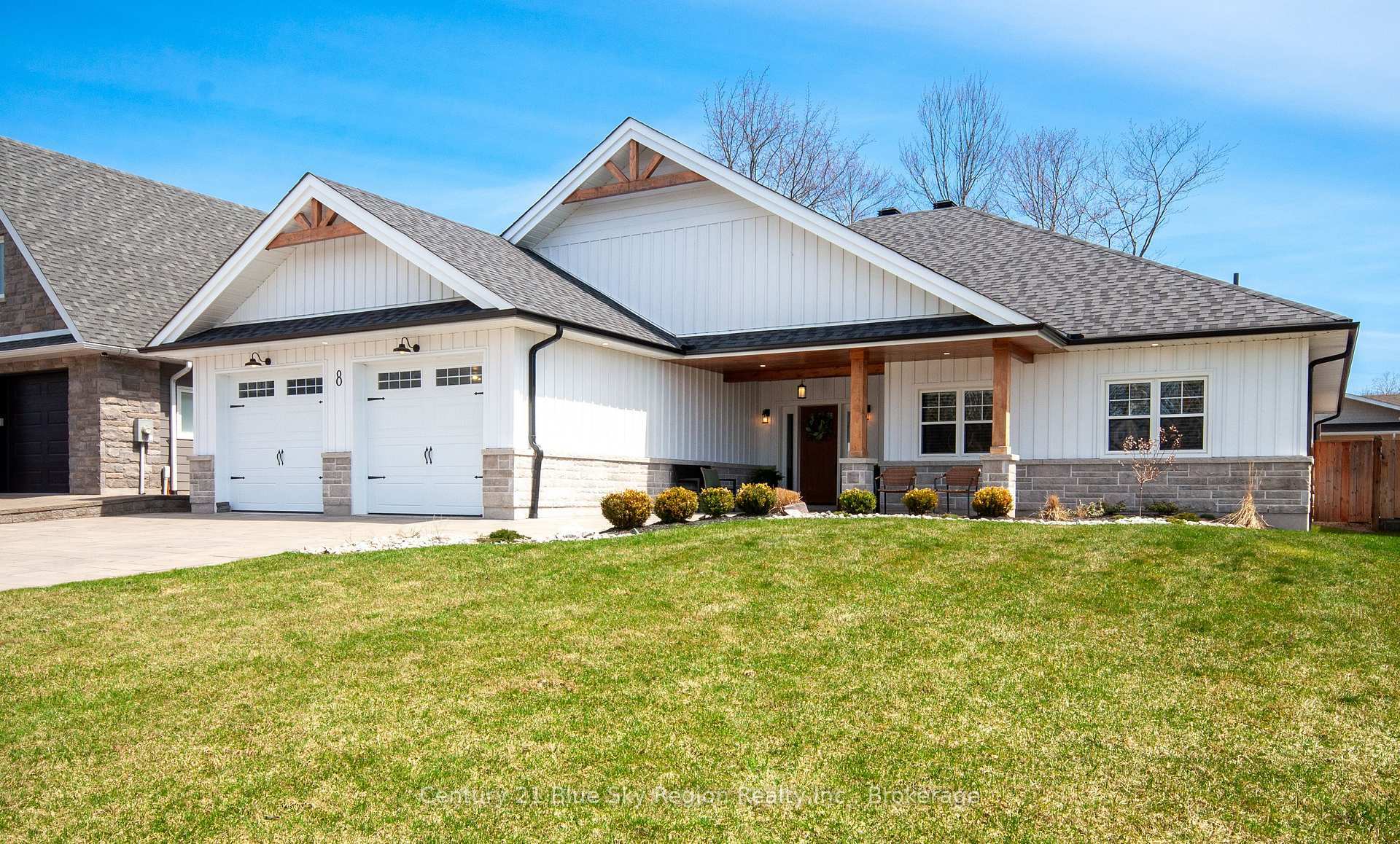 Property Photo: 8 Chateau Ridge ON P1C 0B9