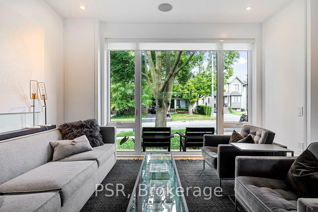 Photo de la propriété: 25 Putney Road ON M8W 2K6