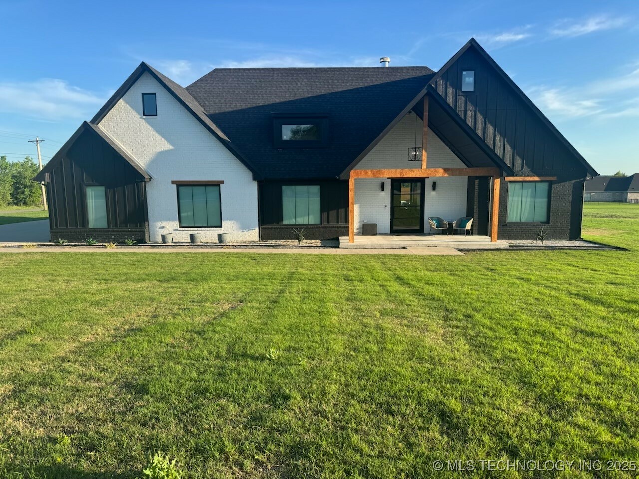 Property Photo: 1583 E Clara Court OK 74434
