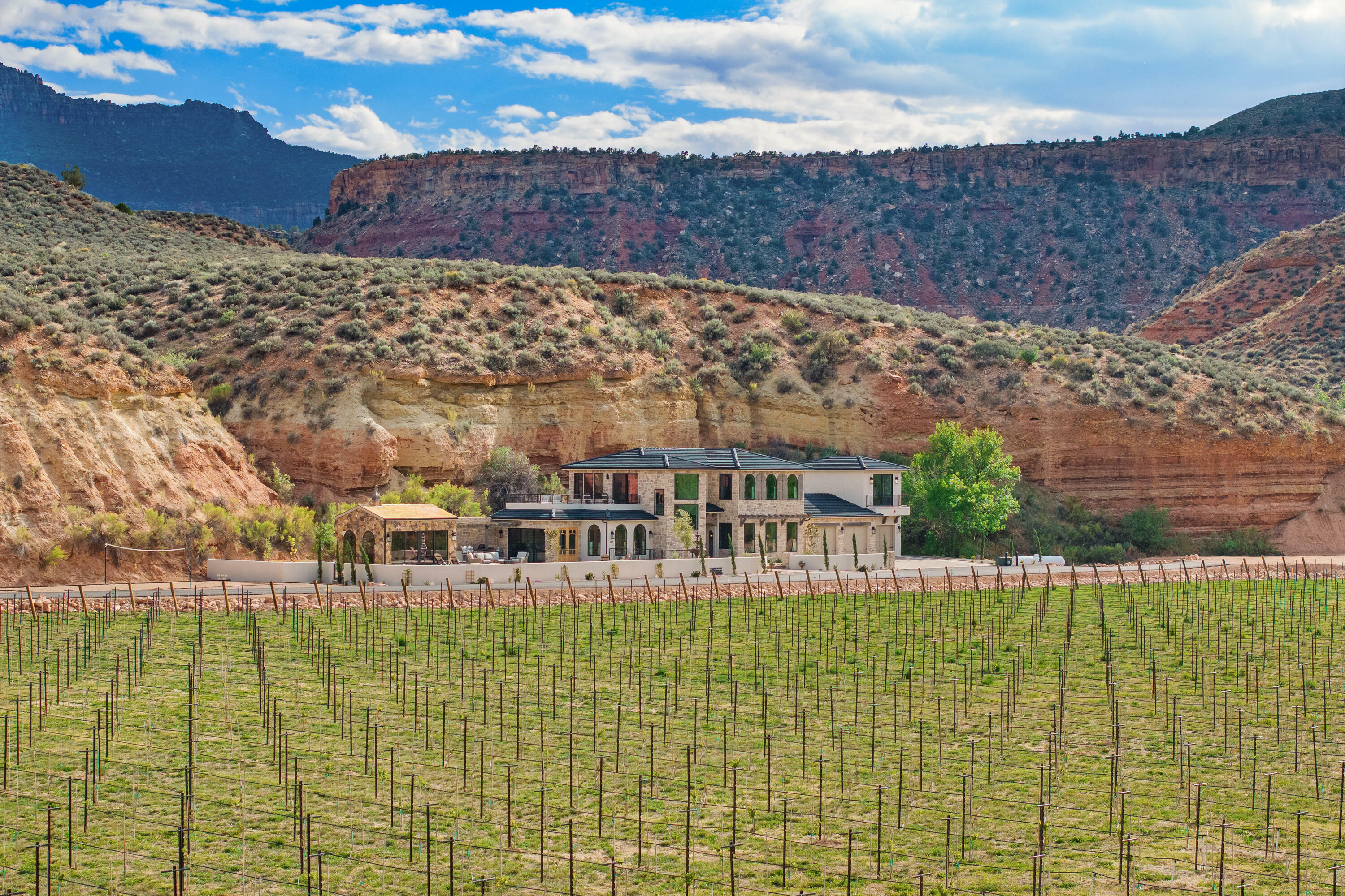 Property Photo: 610 W Vineyard Ln UT 84763