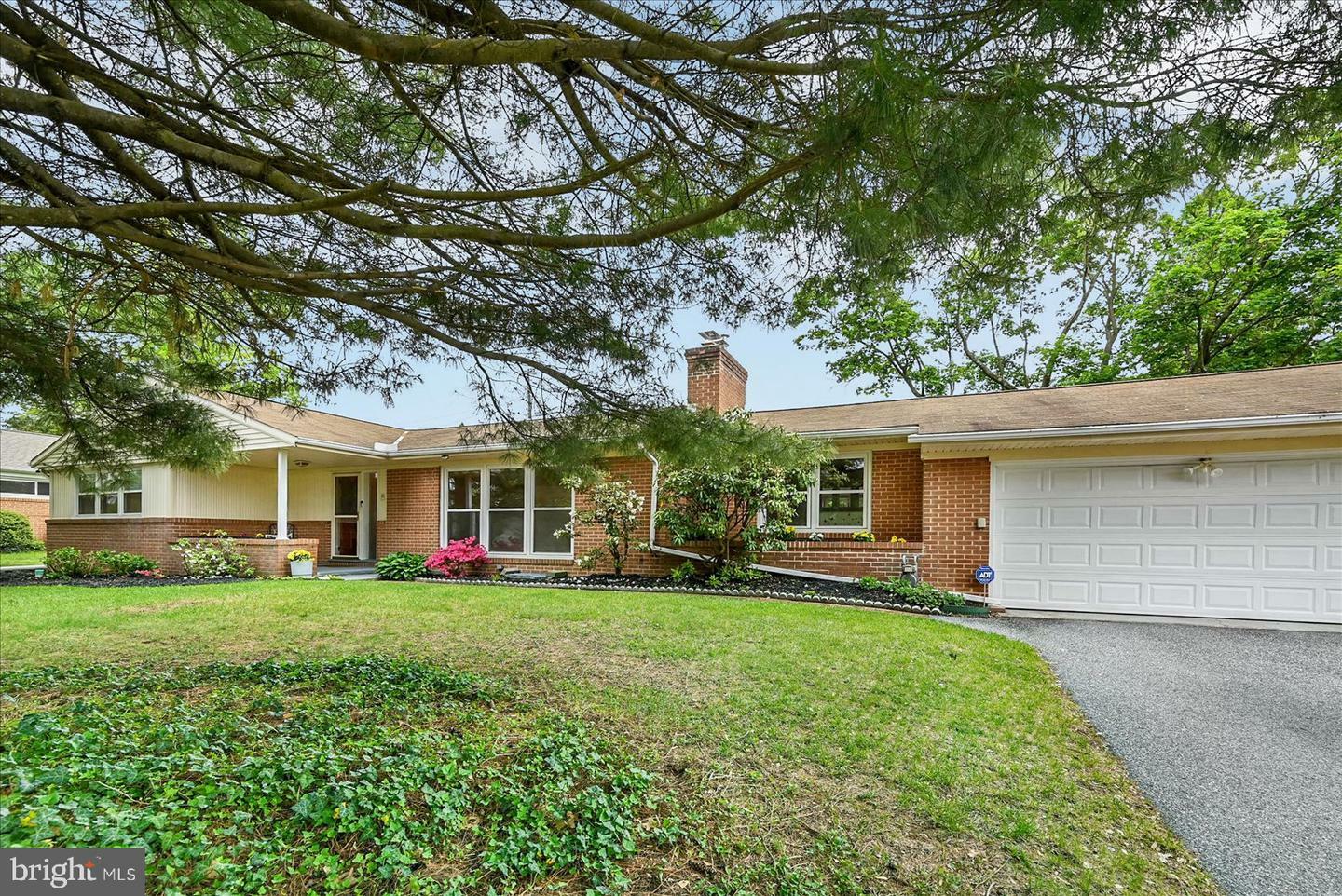 Property Photo: 136 Shelbourne Drive PA 17403