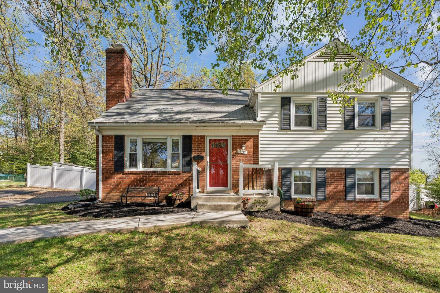 Property Photo: 7919 Roswell Drive VA 22043