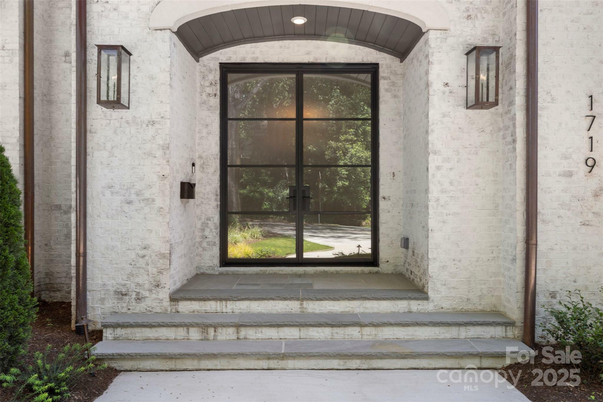 Property Photo: 1719 Shoreham Drive NC 28211