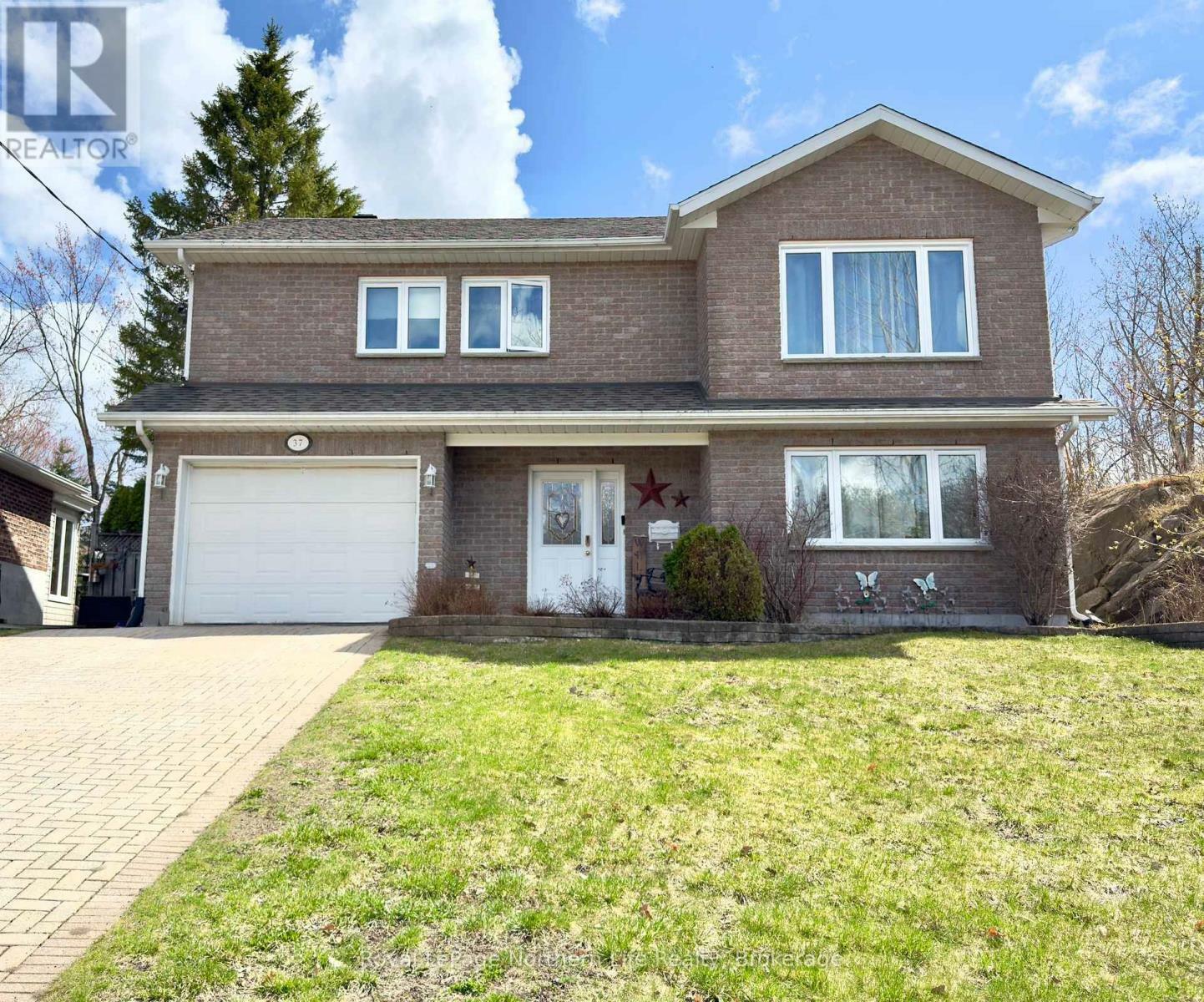 Photo de la propriété: 37 Shallot Crescent North ON P1A 3V7