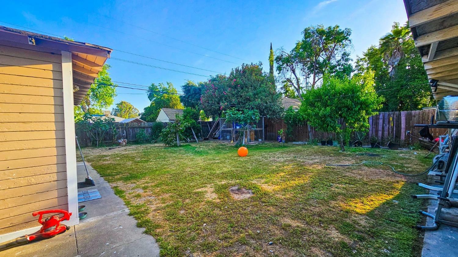 Property Photo: 1406 E Hampton Way CA 93704