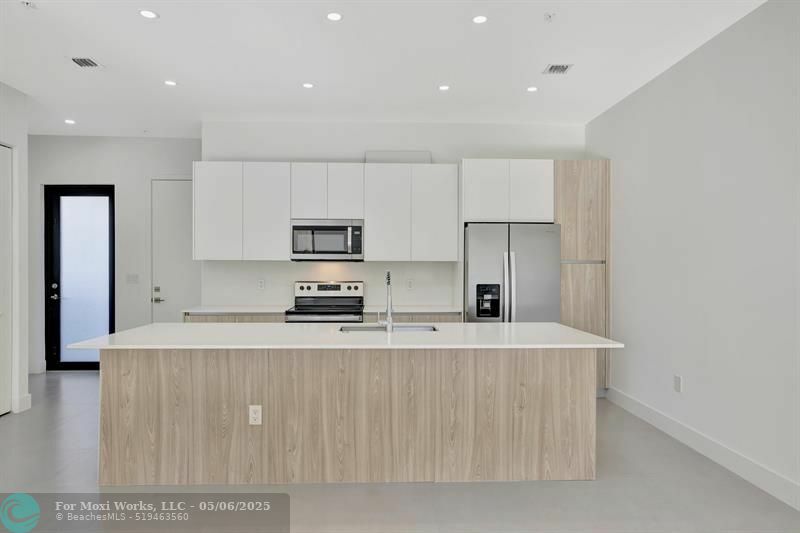 Property Photo: 4208 NE 7th Ter 8 FL 33334