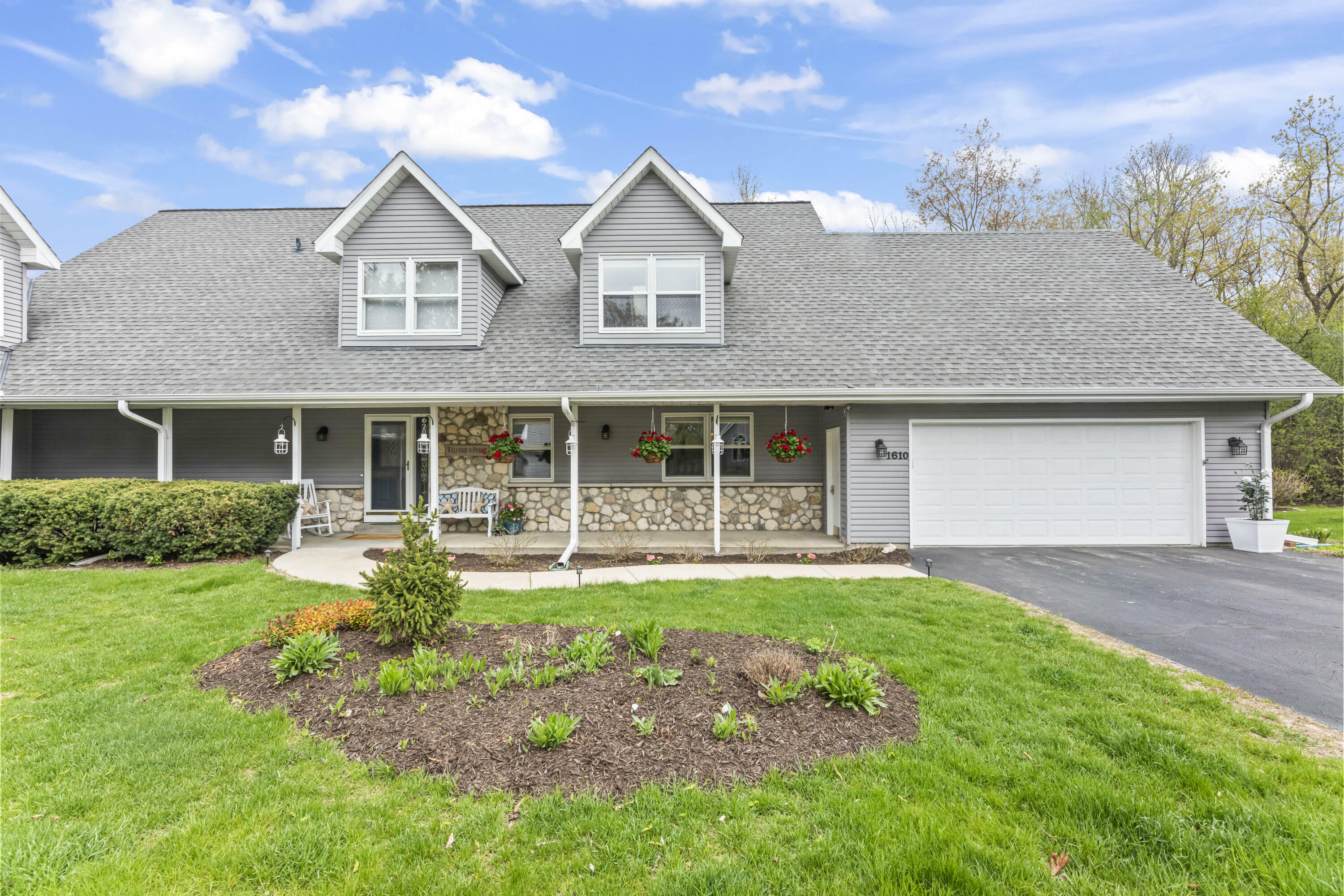 Property Photo: 1610 Journeys Dr 1 WI 53029