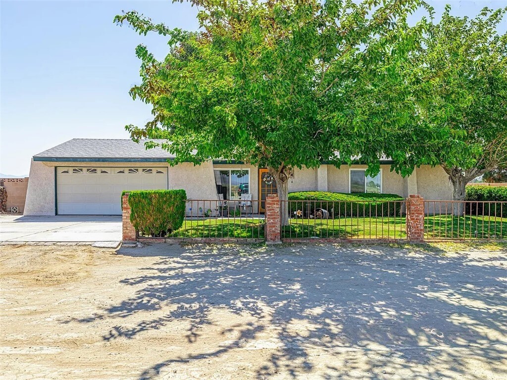 Property Photo: 44315 88th Street E CA 93535