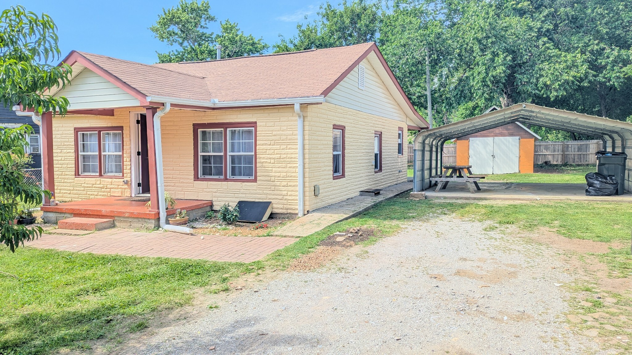 Property Photo: 624 W Eastland St TN 37066