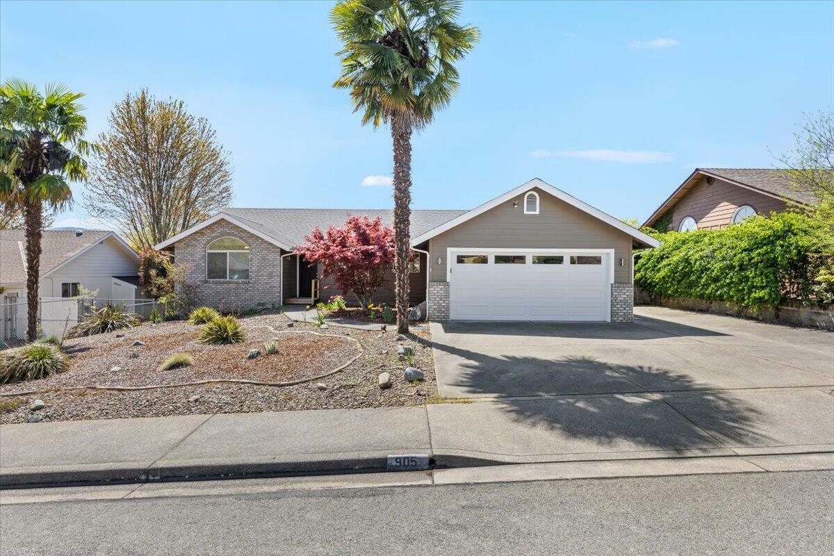 Property Photo: 905 NW Regent Drive OR 97526