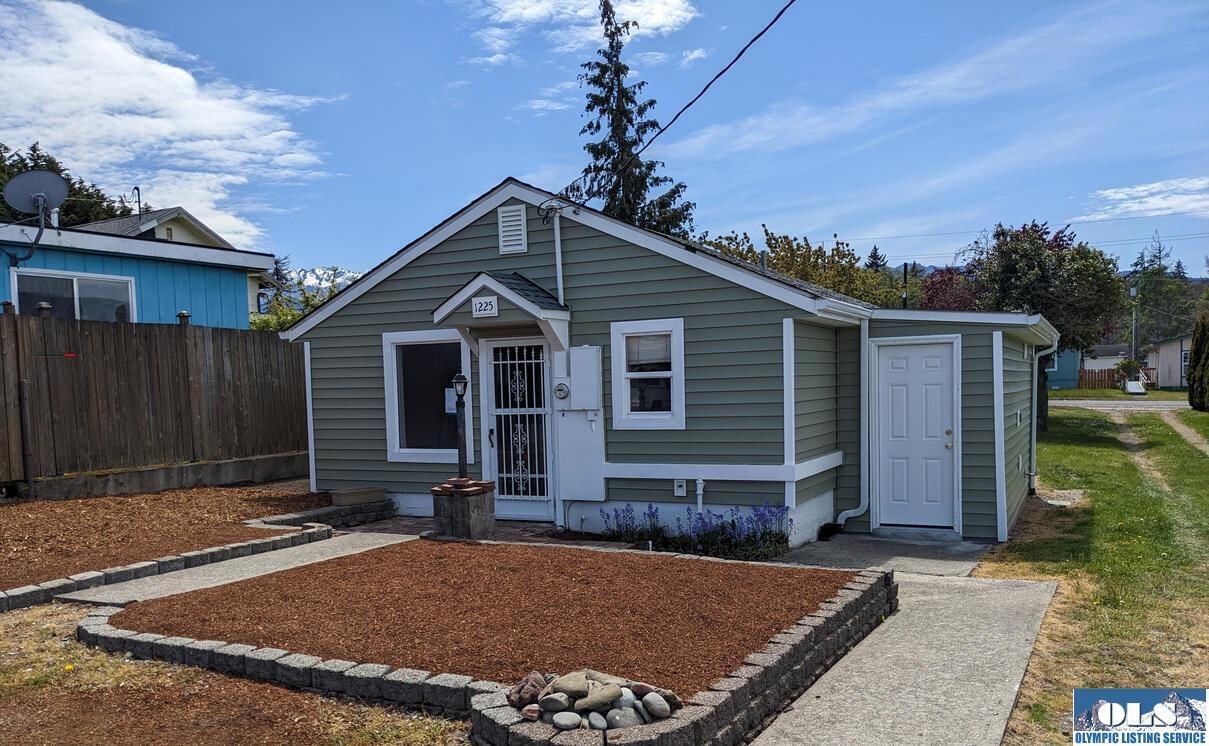 Property Photo: 1225 W 5th WA 98362