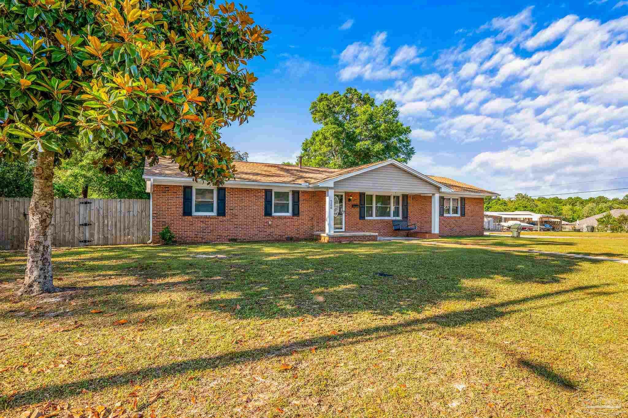 Property Photo: 6308 Mockingbird Ln FL 32570