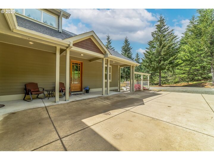 Property Photo: 21626 Glaze Rd OR 97487