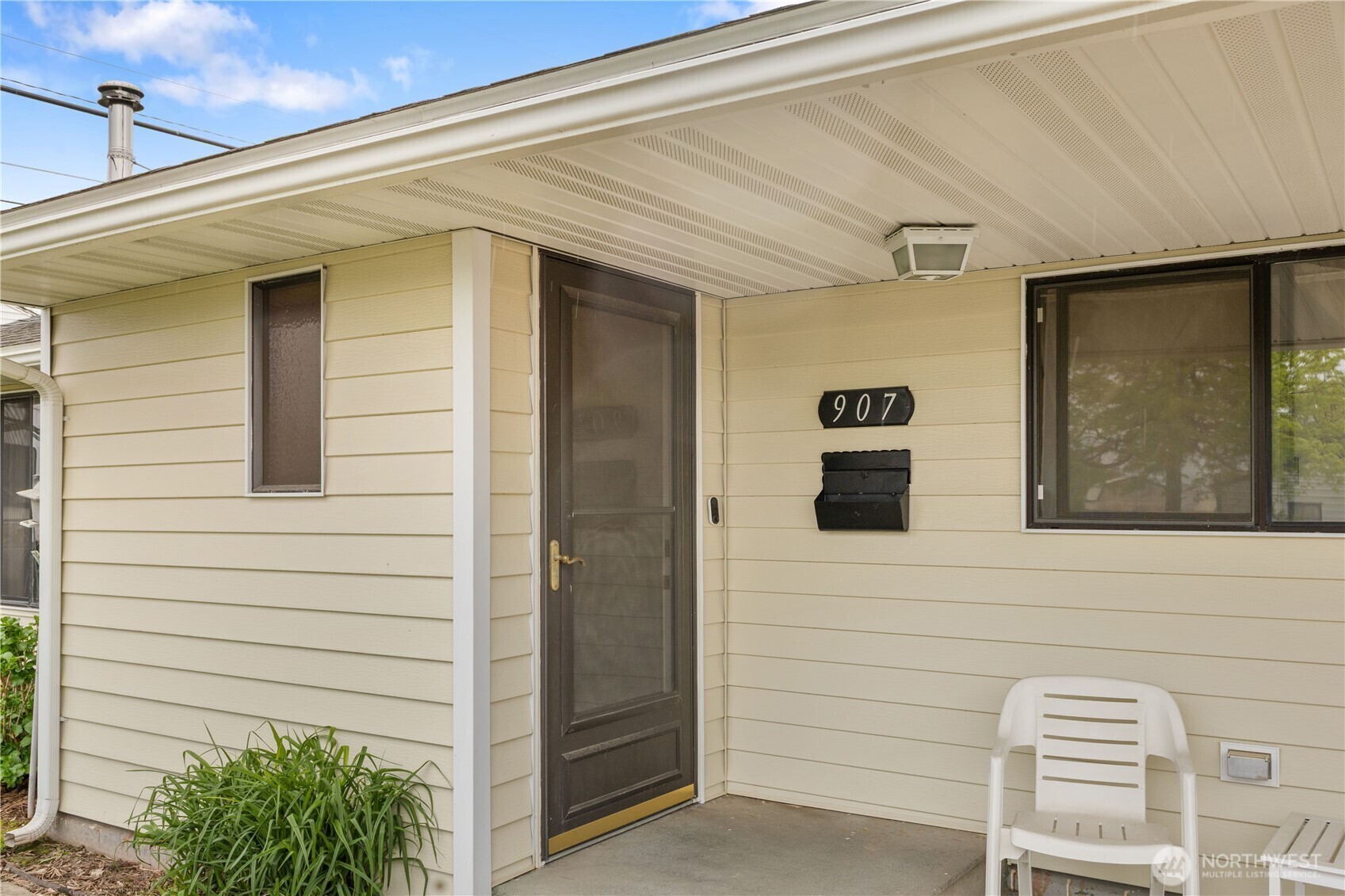Property Photo:  907 E Cherry  WA 98837 