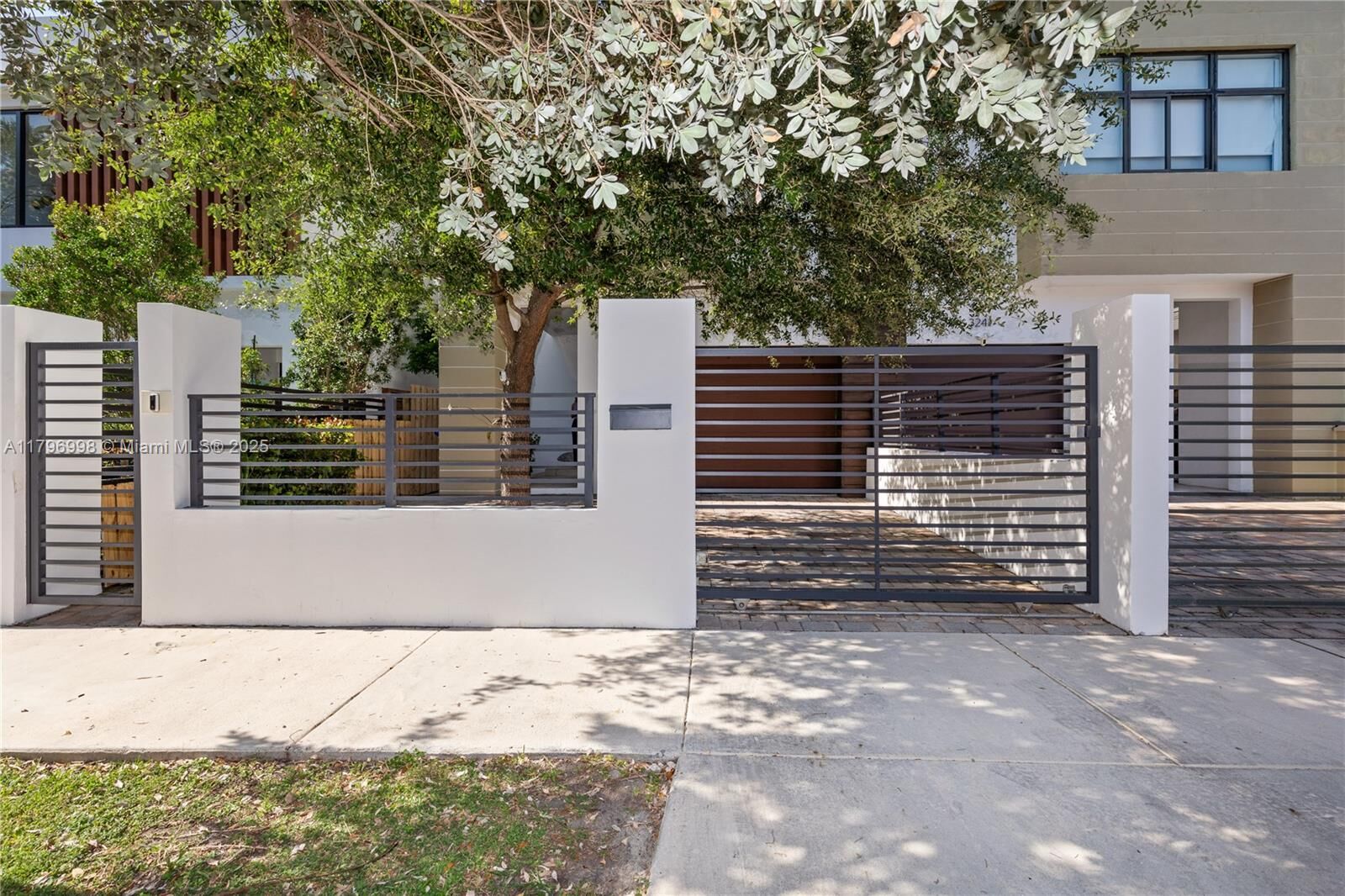 Property Photo: 3243 Percival Ave 3243 FL 33133