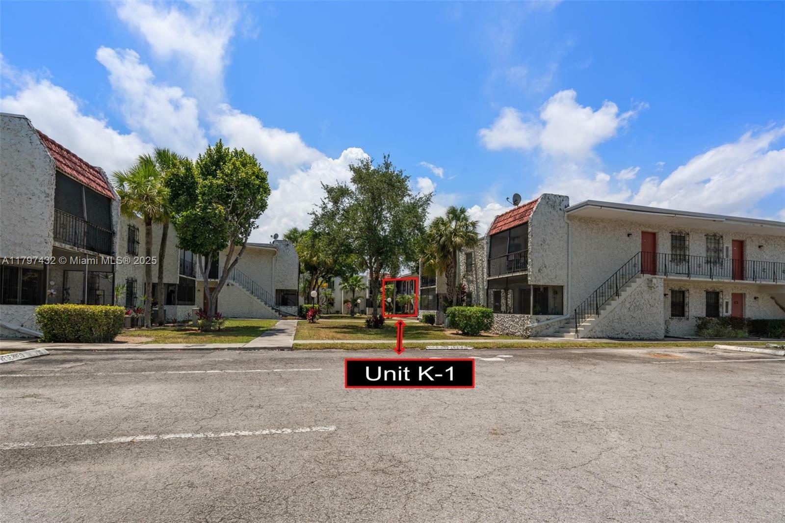 Property Photo: 8701 SW 141st St K1 FL 33176