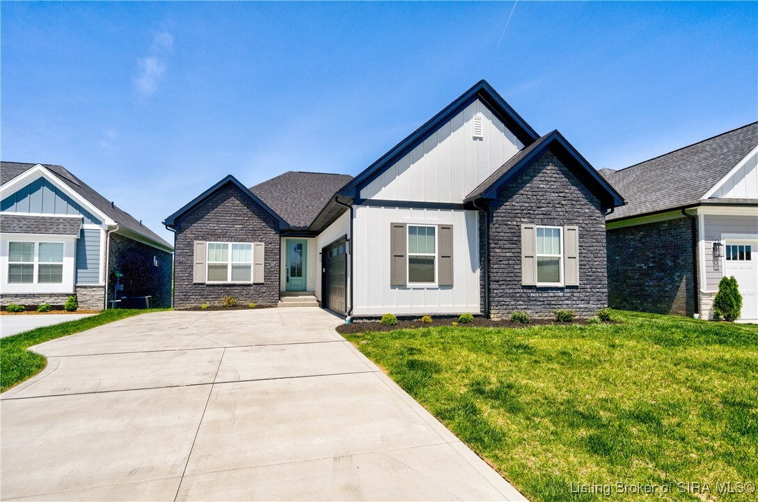 Property Photo: 1607 Greenbrier Pointe IN 47126