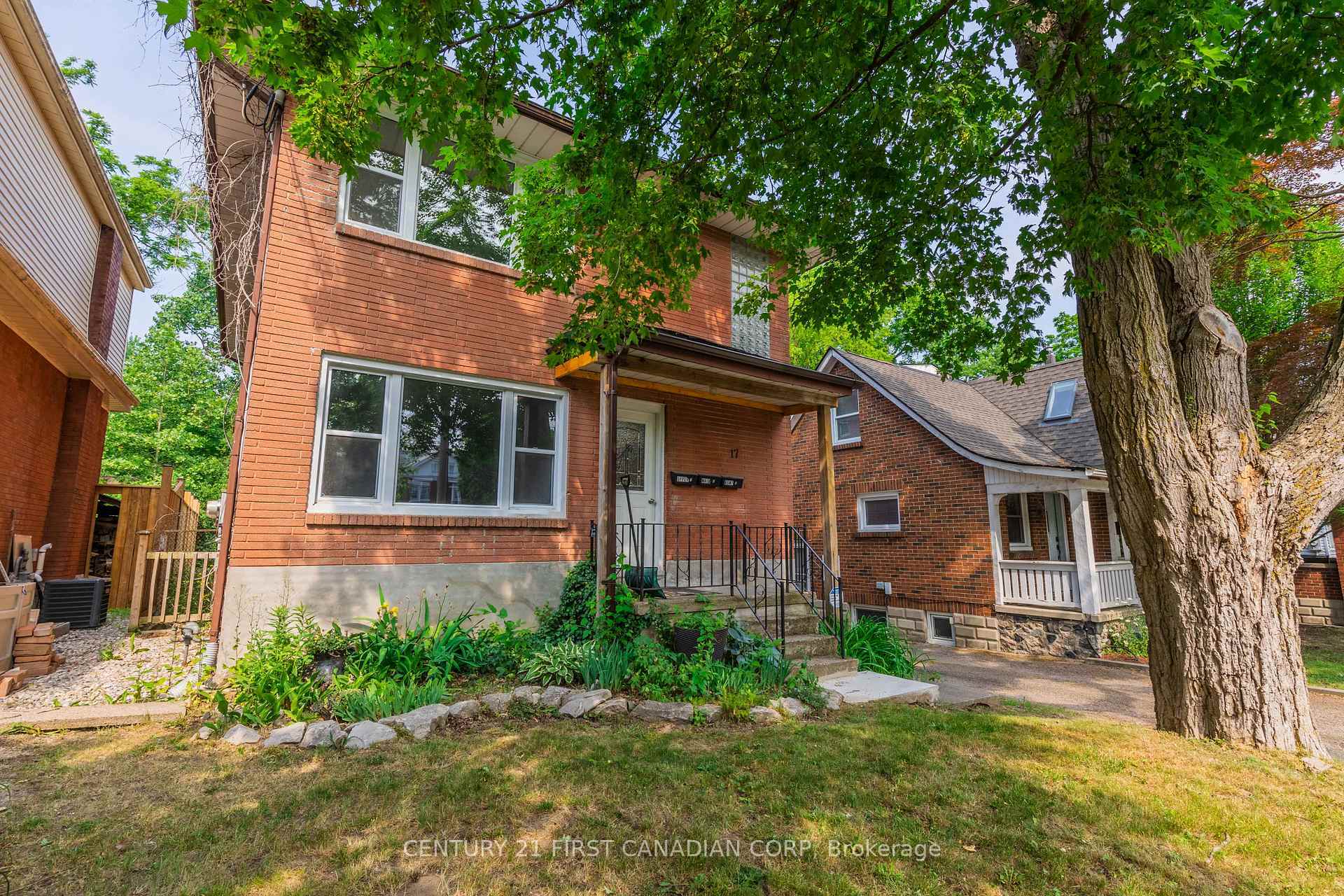 Property Photo: 17 Carfrae Crescent ON N6C 4A8