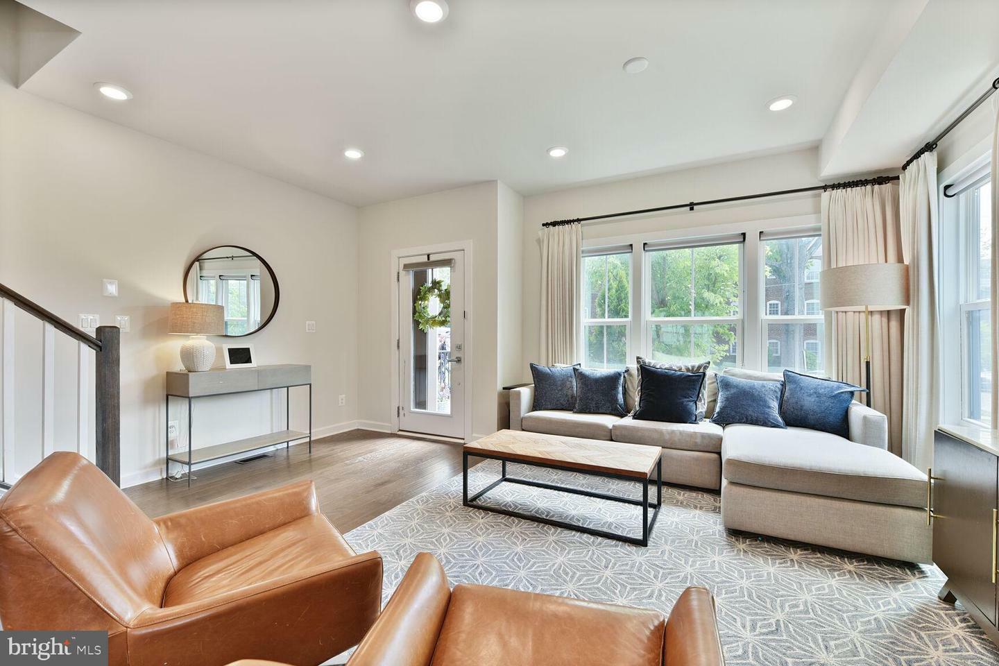 Property Photo: 5701 11th Street N 7 VA 22205