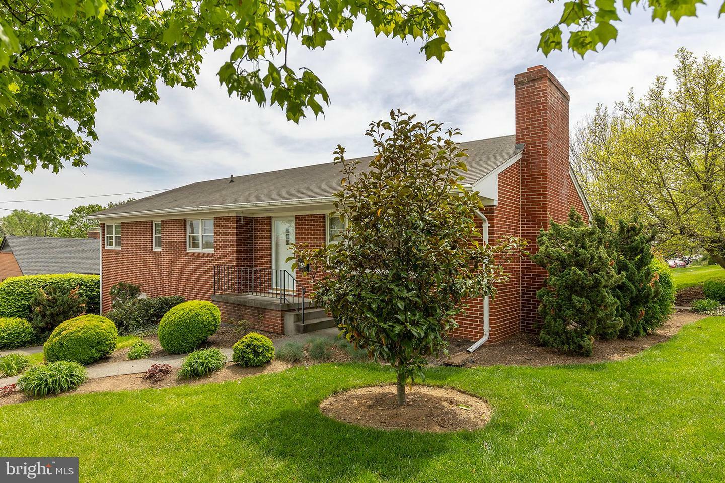 Property Photo: 423 W Monmouth Street VA 22601