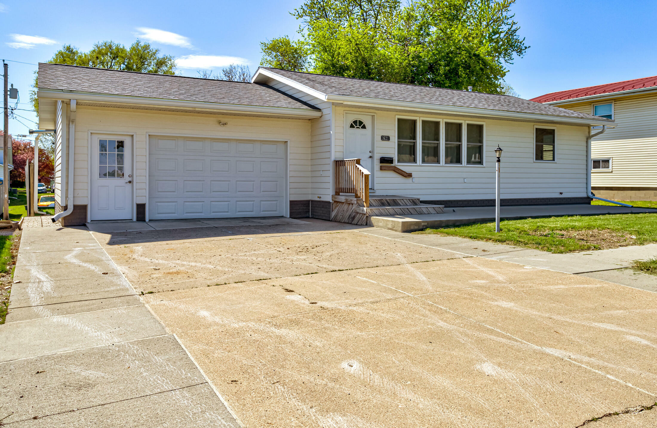 Property Photo: 1621 Linn Street IA 50036